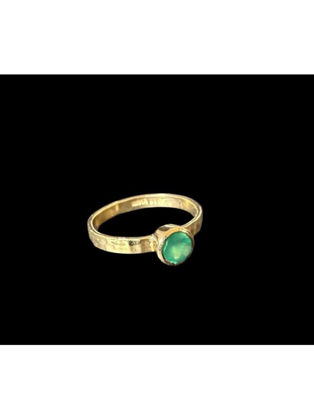 Signed YS 925 India Gold Over Sterling Green Emerald Hammered Band Ring Size 8.5